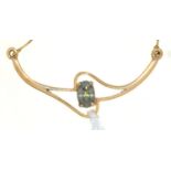A PERIDOT AND GOLD PENDANT ON INTEGRAL NECKLET, APPROXIMATELY 340MM LONG, MARKED 750, 6.5G Good