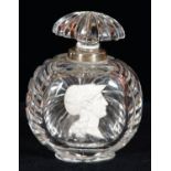 AN ASPLEY PELLATT GLASS SCENT BOTTLE AND STOPPER WITH SULPHIDE OF THE HEAD OF MINERVA, 9CM H,