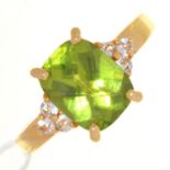 A PERIDOT RING WITH WHITE STONE SHOULDERS, IN 18CT GOLD, BIRMINGHAM 2005, 4.6G, SIZE P Good