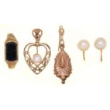 A BLACK ONYX SET GOLD SIGNET RING, A PAIR OF CULTURED PEARL EARRINGS MOUNTED IN 9CT GOLD, A GOLD