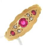 AN EDWARDIAN RUBY AND DIAMOND RING, IN 18CT GOLD, BIRMINGHAM, DATE LETTER RUBBED, 2.5G, SIZE K