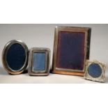 AN EDWARD VII MINIATURE SILVER PHOTOGRAPH FRAME, 6.5CM H, MARKS INDISTINCT, BIRMINGHAM 1905 AND