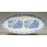 A COPELAND BLUE PRINTED EARTHENWARE WILLOW PATTERN SALMON DISH WITH GILT RIM, 57.5CM L, IMPRESSED