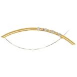 A DIAMOND AND 18CT TWO COLOUR GOLD CURVE BROOCH, WITH ALTERNATE COLLET AND FLUSH SET DIAMONDS, 95MM,
