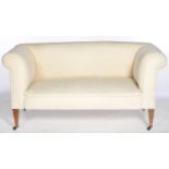 AN EDWARDIAN DROP ARM CHESTERFIELD SOFA ON SQUARE TAPERED MAHOGANY LEGS AND POTTERY CASTORS, SEAT