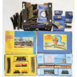 A COLLECTION OF HORNBY DUBLO, TO INCLUDE TANK GOODS TRAIN SET AND EDL17 LOCOMOTIVE, ROLLING STOCK,
