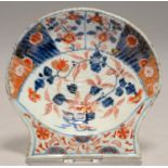 A CHINESE IMARI SCALLOP SHELL SHAPED PICKLE DISH, EARLY18TH C of rib moulded form, the underside