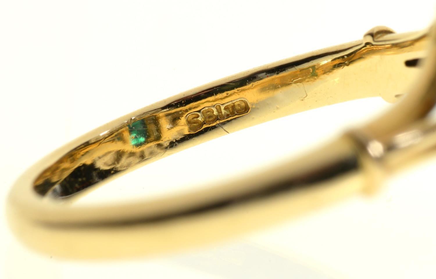 AN EMERALD AND DIAMOND RING,  with step cut emerald of approx 6 x 6mm and of approx 2ct, in a - Image 4 of 6