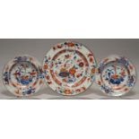 A CHINESE IMARI PLATE AND PAIR OF DISHES, C1770 with panelled diaper cavetto, 22.5 and 17cm diam