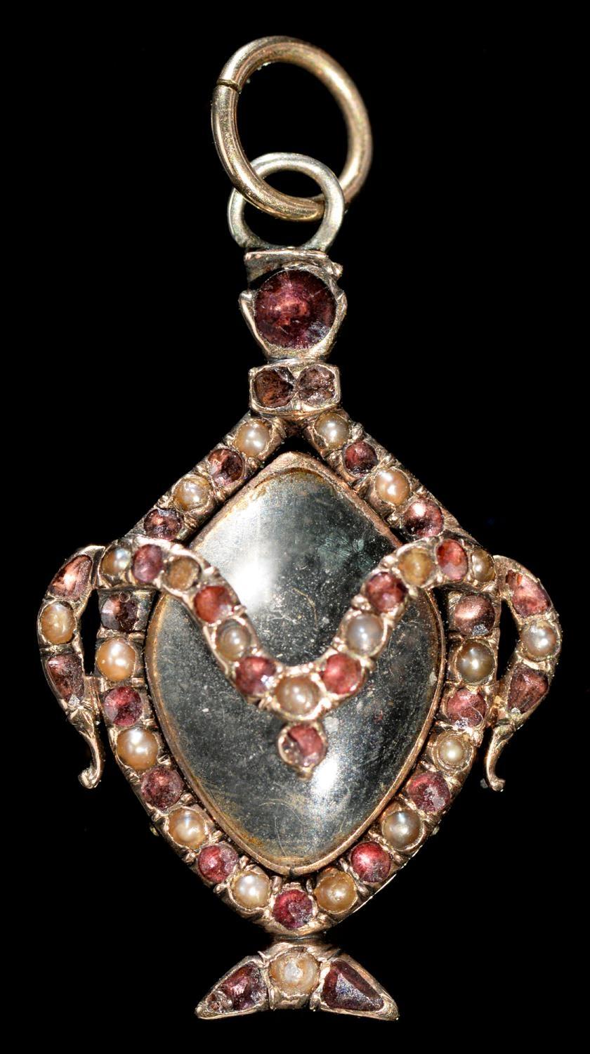 A GOLD, ROCK CRYSTAL, SPLIT PEARL AND PASTE MOURNING LOCKET, LATE 18TH C  in the form of a neo