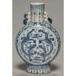 A CHINESE BLUE AND WHITE MOON FLASK, QING DYNASTY, 19TH C, PAINTED TO EITHER SIDE WITH DRAGONS