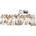 MISCELLANEOUS VICTORIAN AND LATER SILVER TEA AND COFFEE SPOONS, SEVERAL SOUVENIR SPOONS AND A NAPKIN