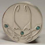 AN ART NOUVEAU STYLE PLATED METAL TRINKET BOX AND COVER, THE COVER CAST WITH ENTRELAC, 8CM DIAM,