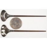 A PAIR OF ELIZABETH II WOOD HAFTED SILVER SALAD SERVERS, MAKER S.S., LONDON 1972 AND A SILVER WAITER
