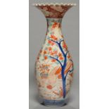 A JAPANESE IMARI VASE, EARLY 20TH C, OF SLENDER BALUSTER SHAPE WITH WAVED RIM, PAINTED WITH BIRDS