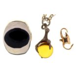 A BLACK ONYX SET SILVER SIGNET RING, MARKED 925, SIZE P½, AN EAGLE'S CLAW SHAPED AND AMBER
