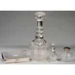 A GEORGE V SILVER MOUNTED CUT GLASS DECANTER AND STOPPER, 30CM H, BY WALKER & HALL, SHEFFIELD