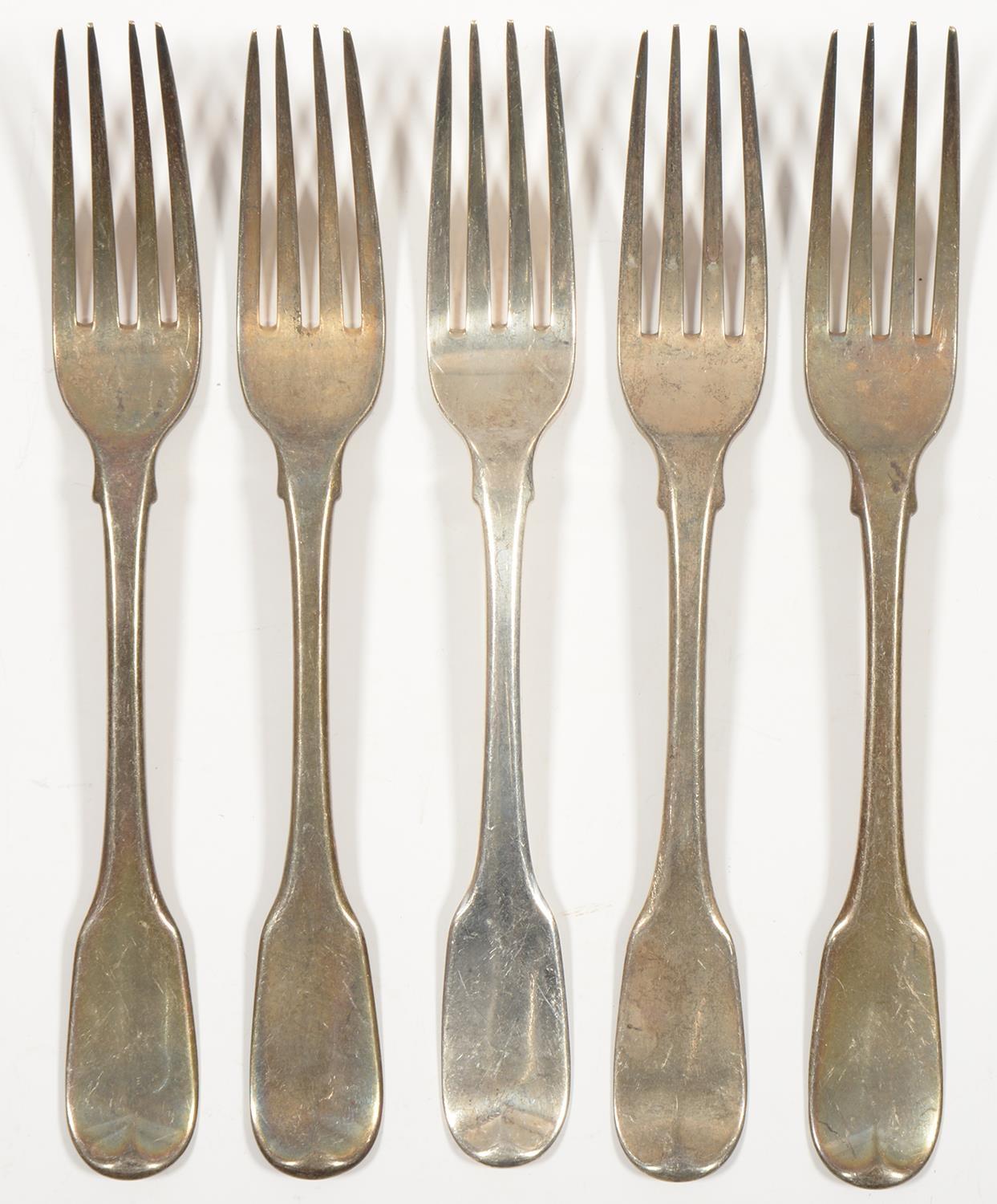 A SET OF FIVE GEORGE III SILVER TABLE FORKS, FIDDLE PATTERN, CRESTED, BY ELEY, FEARN & CHAWNER,