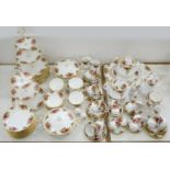 AN EXTENSIVE ROYAL ALBERT OLD COUNTRY ROSES PATTERN DINNER SERVICE, TO INCLUDE TWO CAKE STANDS,