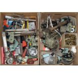 MISCELLANEOUS WORKSHOP TOOLS AND EQUIPMENT TO INCLUDE TWO BENCH VICES, ETC. Condition report  In