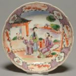 A CHINESE EXPORT PORCELAIN SAUCER, C1780, ENAMELLED IN 'MANDARIN' STYLE WITHIN PANELLED PUCE