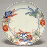 A JAPANESE PORCELAIN DISH, 20TH C, NABESHIMA STYLE, PAINTED WITH TRELLIS ON COMB FOOT, 18.5CM DIAM