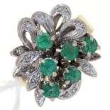 AN EMERALD AND DIAMOND RING, IN WHITE GOLD, MARKED 18K, 7.1G, SIZE J½ Condition report  Light polish