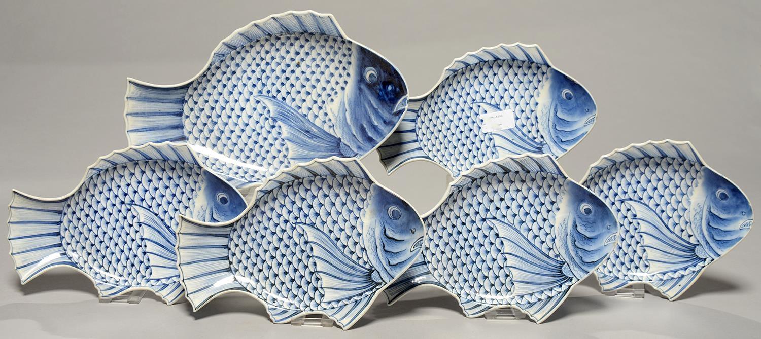 A SET OF SIX JAPANESE BLUE AND WHITE FISH SHAPED DISHES, 20TH C, 31CM L AND SMALLER, APOCRYPHAL