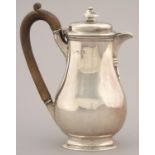 A QUEEN ANNE STYLE SILVER LIDDED JUG, WITH BUN SHAPED LID, 22CM H, BY C.S. HARRIS & SONS LTD.,