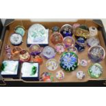 A COLLECTION OF CAITHNESS AND OTHER CONTEMPORARY GLASS PAPERWEIGHTS, VARIOUS SIZES, SEVERAL BOXED (