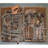 MISCELLANEOUS VICTORIAN AND LATER WOODWORKING TOOLS, TO INCLUDE VARIOUS PLANES, BRACE, CRAMPS,