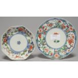 A CHINESE FAMILLE VERTE PLATE, 18TH C, 15.5CM DIAM, AND A CHINESE IMARI OCTAGONAL SAUCER, 18/19TH