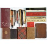 A SMALL COLLECTION OF VINTAGE PARKER AND OTHER PENS AND PENCILS, TWO BOXED, MINIATURE BOOKS AND