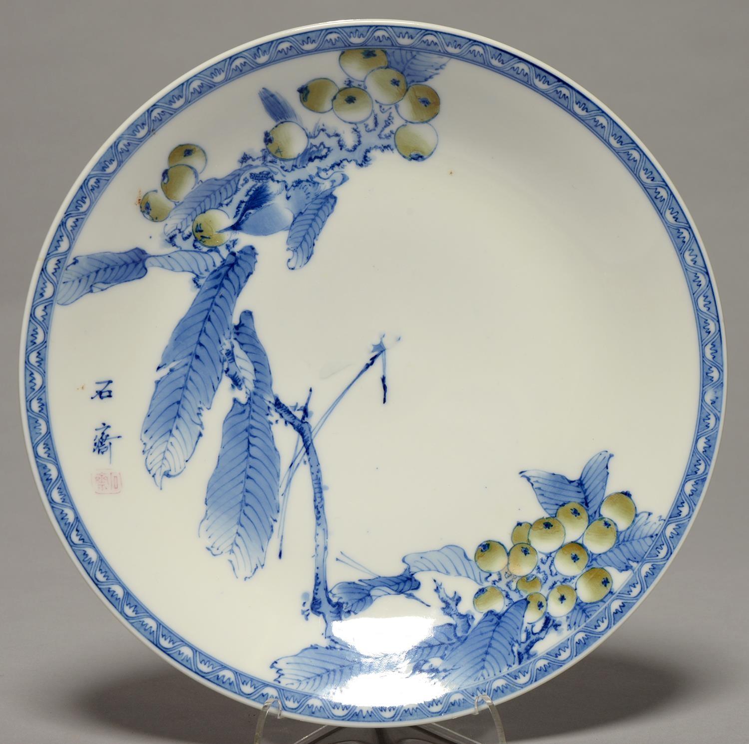 A JAPANESE BLUE AND WHITE DISH, FREELY PAINTED WITH GREEN BERRIES ON A BOUGH, 20TH C, 28CM DIAM,