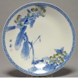 A JAPANESE BLUE AND WHITE DISH, FREELY PAINTED WITH GREEN BERRIES ON A BOUGH, 20TH C, 28CM DIAM,