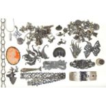 MISCELLANEOUS VINTAGE COSTUME JEWELLERY TO INCLUDE MARCASITE ARTICLES, SILVER CAMEO BROOCH AND