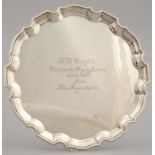 AN ELIZABETH II SILVER SALVER WITH MOULDED BORDER, 25.5CM DIAM, BY ADIE BROTHERS LTD., BIRMINGHAM