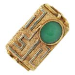 A MODERNIST 14CT GOLD RING, SET WITH JADE CABOCHON, IMPORT MARKED LONDON 1979, 14.5G, SIZE T