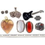 A HEART SHAPED AGATE PENDANT WITH GOLD COLOURED METAL MOUNT, MARCASITE AND RED PASTE RING AND