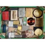 A COLLECTION OF VINTAGE CIGARETTE LIGHTERS, COMPACTS AND OTHER ITEMS TO INCLUDE A BOOK SHAPED NICKEL