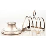 AN ELIZABETH II SILVER FIVE-HOOP TOAST RACK, 6.5CM L, BY DEAKIN AND FRANCIS, BIRMINGHAM 1966 AND A