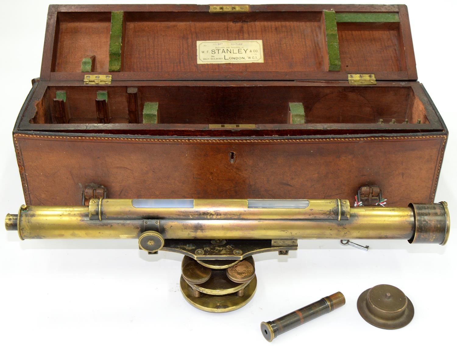 A BRASS SURVEYOR'S LEVEL, C1900, THE TELESCOPE SURMOUNTED BY A BUBBLE LEVEL, IN FITTED MAHOGANY