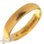 A 22CT GOLD WEDDING RING, BIRMINGHAM 1924, 5.3G, SIZE O Condition report  Good condition