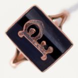 A VICTORIAN GOLD AND BLACK ONYX MOURNING RING, APPLIED WITH GOLD AND ENAMEL INITIAL P, UNMARKED, 2.