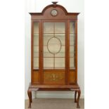 AN EDWARDIAN MAHOGANY AND INLAID CHINA CABINET, C1910, THE BREAKARCHED CORNICE INSET WITH A