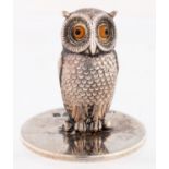 A SILVER OWL NOVELTY MENU OR PLACE STAND, WITH GLASS EYES, 3CM H, BY S. MORDAN & CO, CHESTER 1905