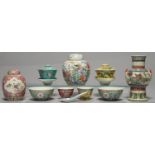 A SMALL COLLECTION OF CHINESE FAMILLE ROSE PORCELAIN, TO INCLUDE 20TH C RICE BOWLS AND GINGER JARS