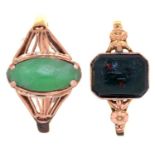 A TURQUOISE RING AND A BLOODSTONE RING, EARLY 20TH C, IN GOLD, THE FIRST WITH PIERCED SHOULDERS, ONE