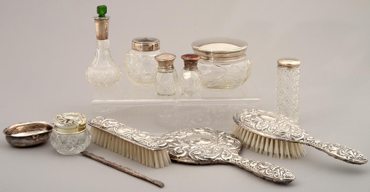 MISCELLANEOUS SILVER DRESSING TABLE ARTICLES, TO INCLUDE A CUT GLASS POWDER BOWL WITH PLAIN SILVER