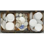 MISCELLANEOUS CERAMICS, TO INCLUDE AN EXTENSIVE SERVICE OF WHITE POTTERY DINNERWARE